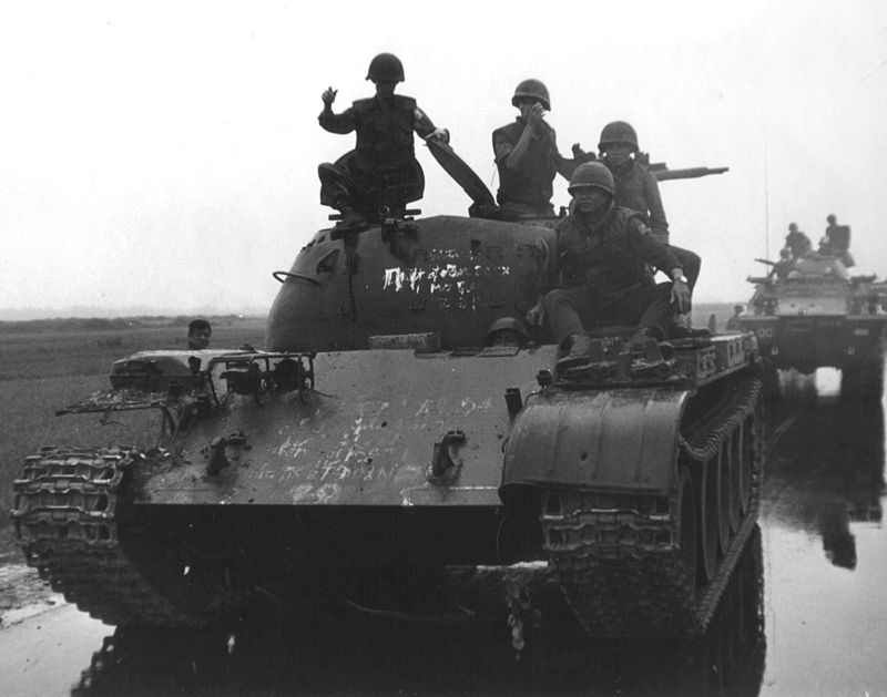Các chiến sĩ thu giữ xe tăng địch - Đông Hà 1972